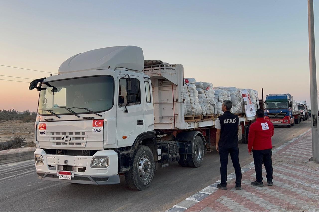 A truck filled with aid from the Turkish Red Crescent and Disaster and Emergency Management Presidency (AFAD) at the Kerem Abu Salem border crossing, Oct. 12, 2025. (Photo via AFAD)