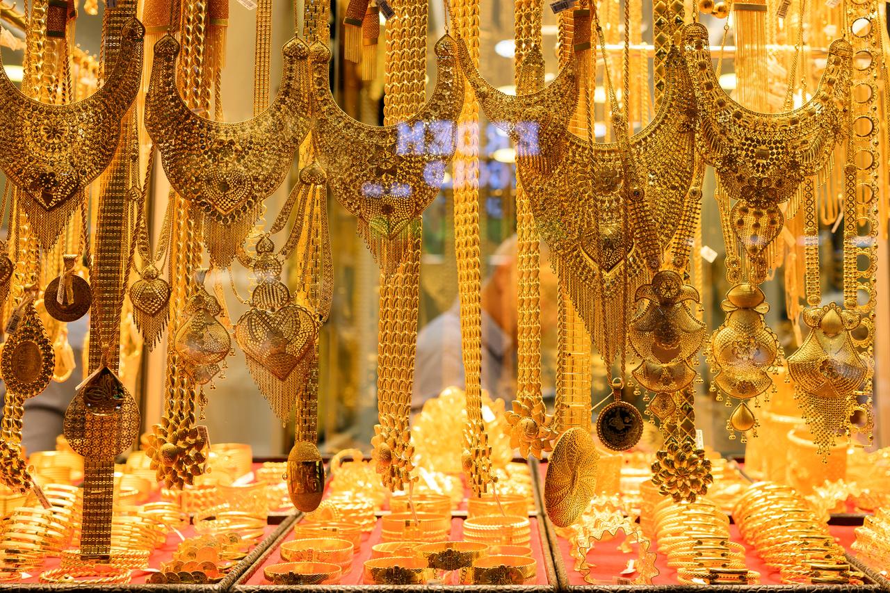 A photo shows gold bangles and necklaces for sale at a gold shop at the Grand Baazar in Istanbul, on October 10, 2025. (AFP Photo)