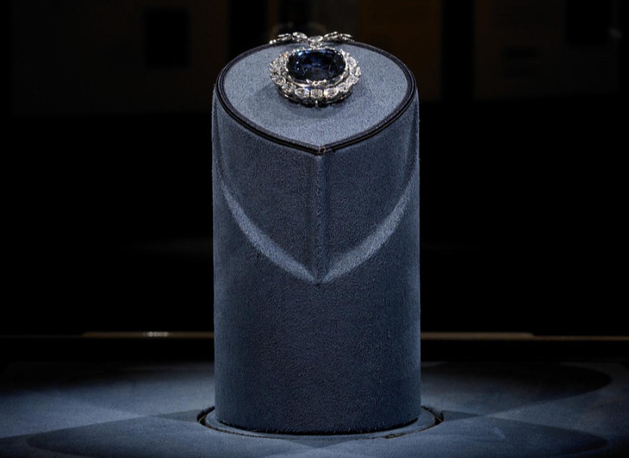 The legendary blue gem set in its current platinum necklace, encircled by sixteen white diamonds. (Photo via Smithsonian Institution archives)