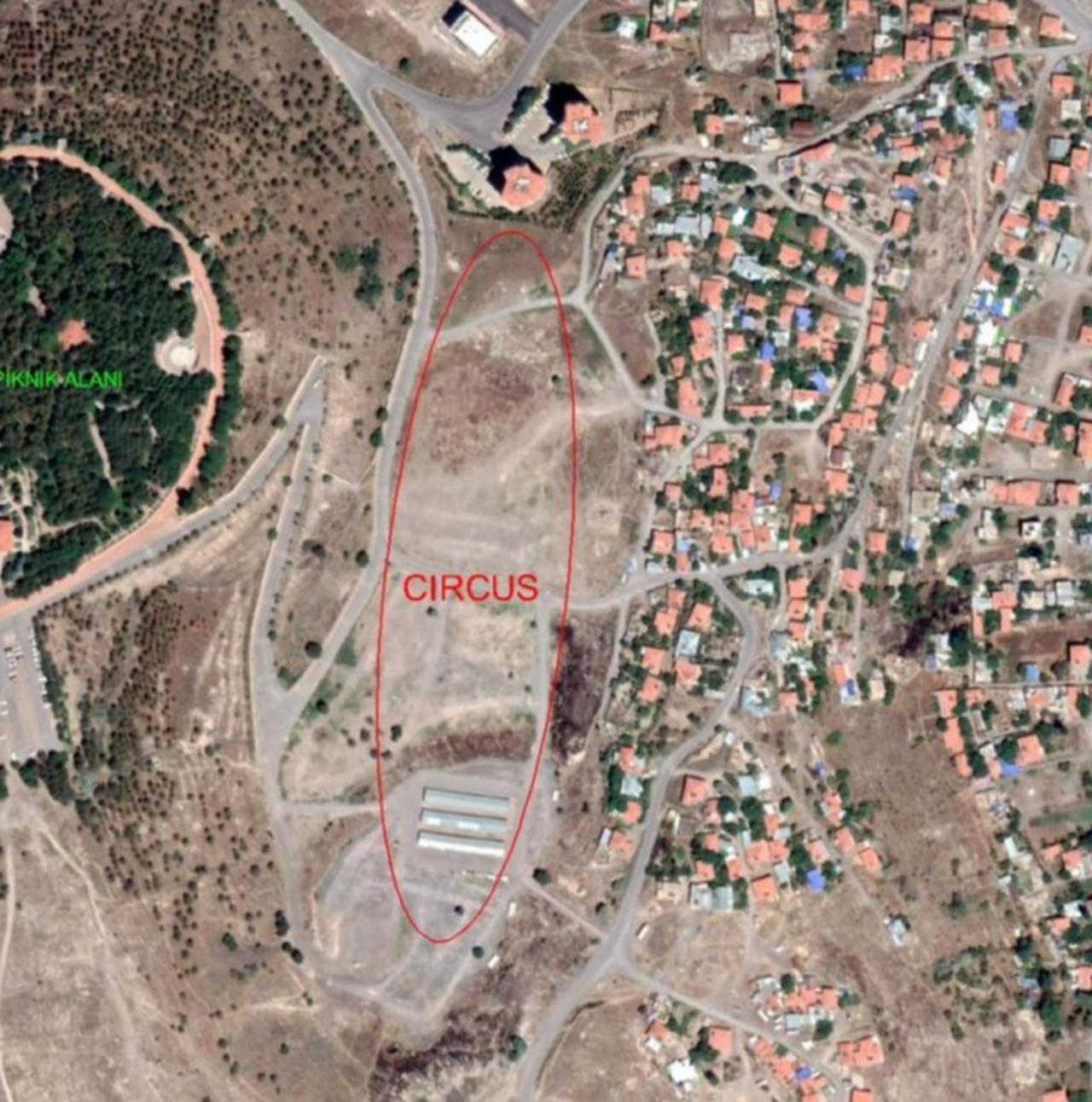 An aerial photograph marking the oval layout of the newly identified Roman circus site on the city’s outskirts of Kayseri, Türkiye.
(Photo via Kayseri Metropolitan Municipality)