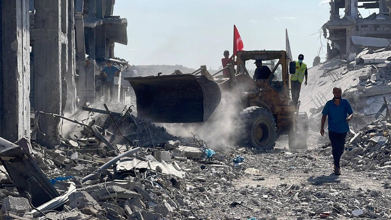 A Turkish NGO is conducting debris removal and cleanup efforts in Gaza, which was devastated by Israeli attacks. (AA Photo)
