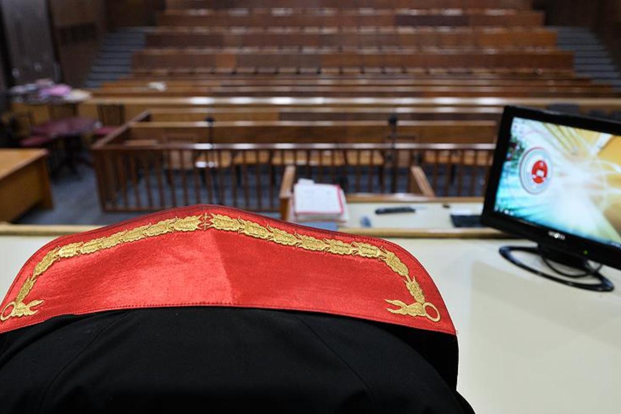This image shows a view from a Turkish courtroom, featuring a judge’s robe draped over a bench and a computer screen, accessed on Oct. 25, 2025. (AA Photo)