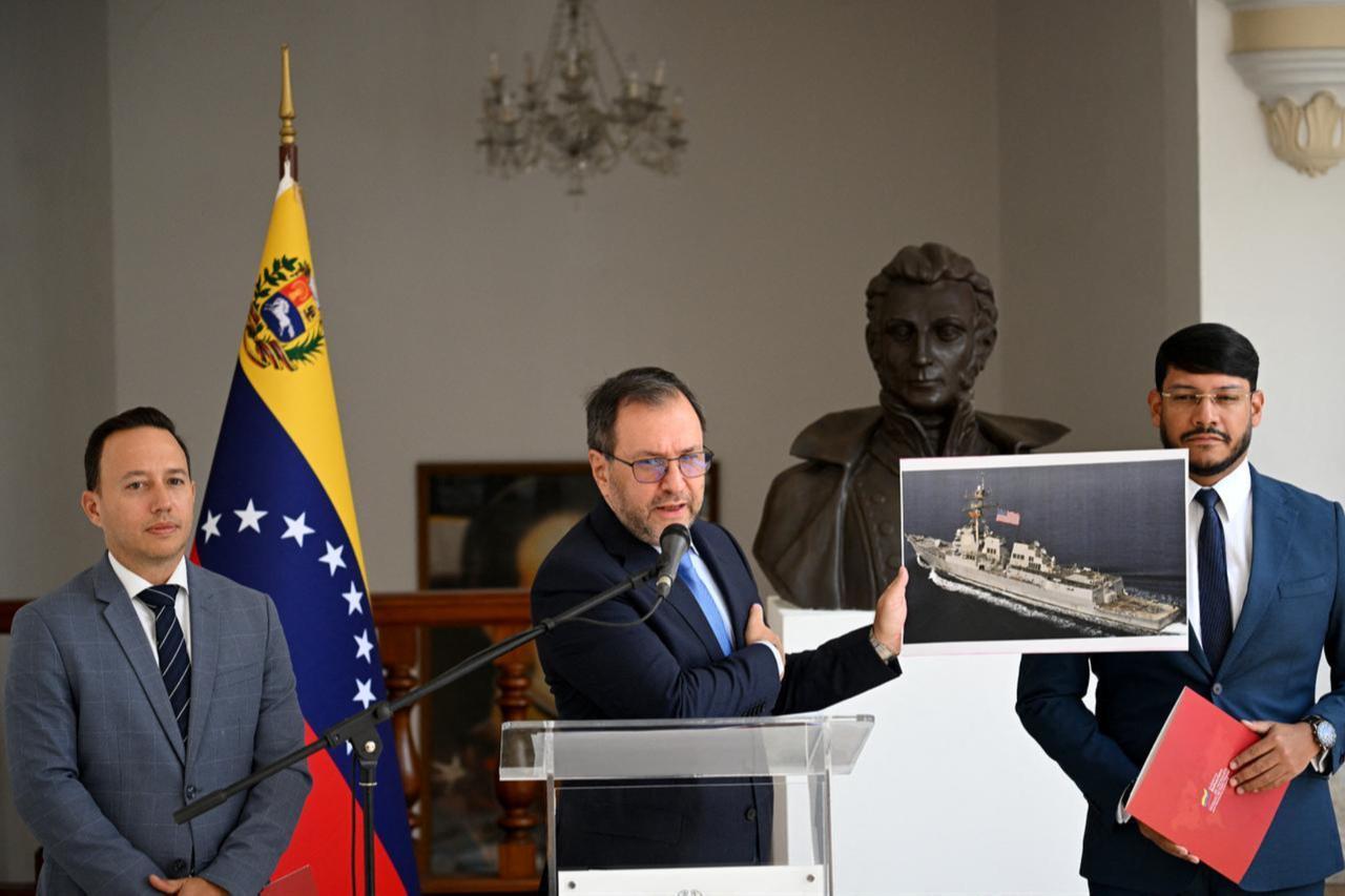 Venezuelas Foreign Minister Yvan Gil shows a picture of a boat bearing a US flag during a press conference at the Ministry of Foreign Affairs in Caracas on Sep. 13, 2025. (AFP Photo)