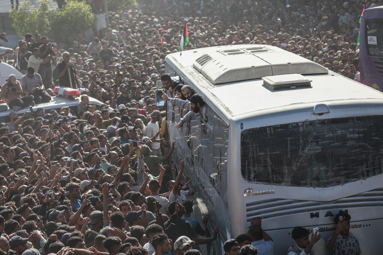 Palestinians released by Israel under the first phase of the ceasefire agreement arrive at Nasser Hospital in Khan Yunis, Gaza, for medical check-ups and scheduled events on October 13, 2025.( AA Photo  )