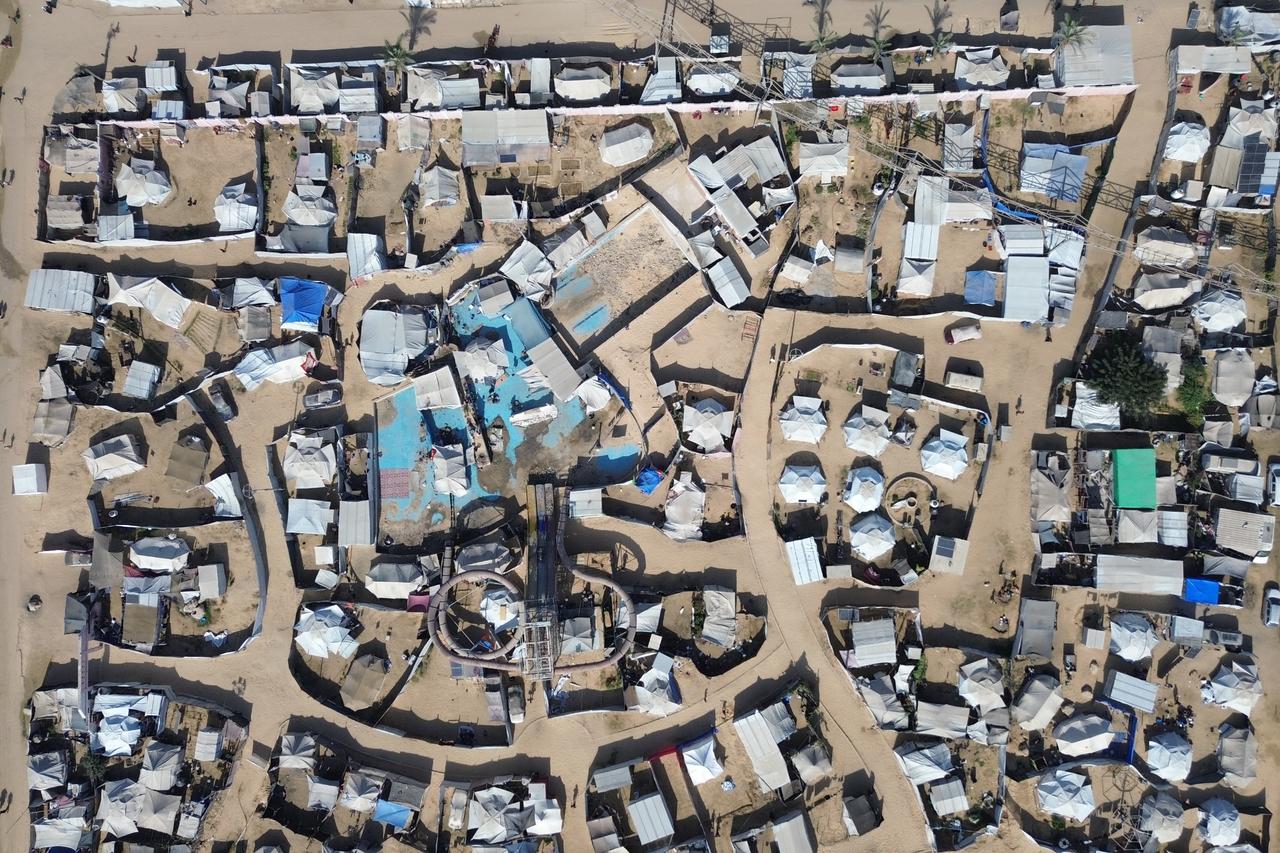 A view of makeshift tents in Asada City, located northwest of Khan Younis in Gaza Strip, after the city had been turned into a shelter for displaced Palestinians whose homes were destroyed in Israeli attacks, on October 23, 202 . (AA)