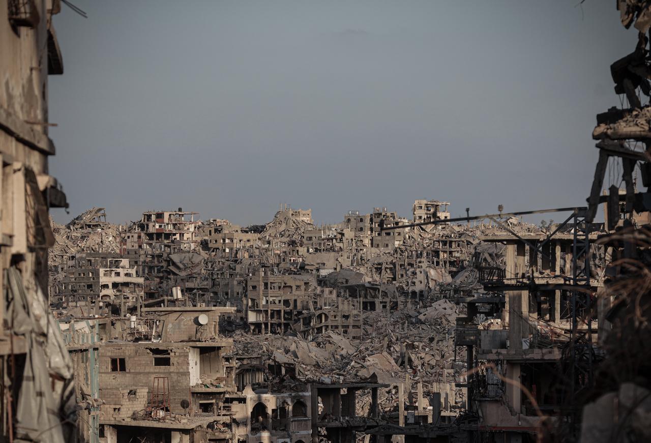 Palestinians continue returning to areas in Jabalia, after the ceasefire took effect and Israeli forces began withdrawing from the buffer zone, as families returning to the region face severe destruction in Jabalia, Gaza, on October 11, 2025. ( AA Agency )