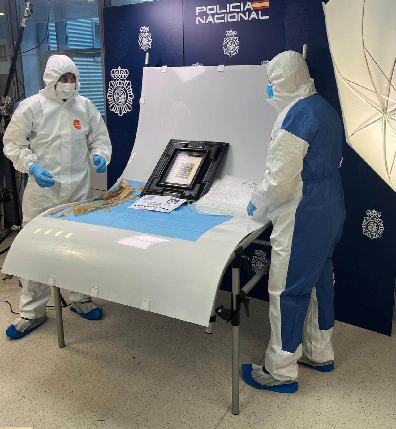 Police reported that the Historical Heritage Brigade is overseeing the investigation, while the Scientific Police have examined the recovered package. Madrid, Spain, October 24, 2025. (SPANISH NATIONAL POLICE CORPS / HANDOUT / AA Photo)