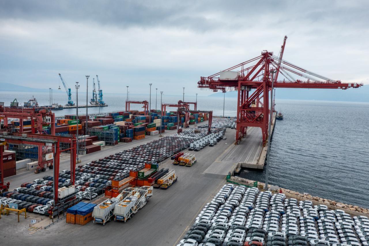 Aerial view of Gemlik Port, a crucial gateway for automotive imports and exports in Kocaeli, Türkiye. (Adobe Stock Photo)