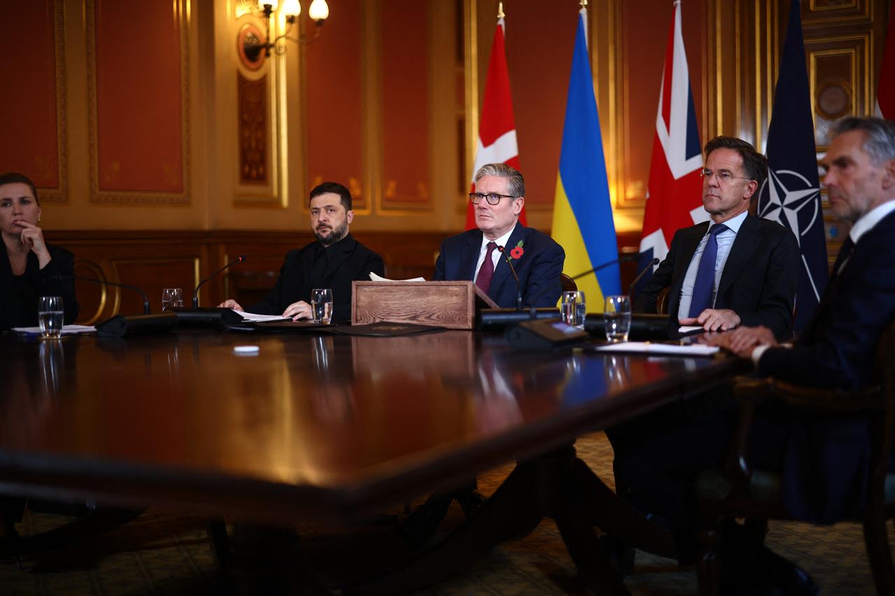 Britain's Prime Minister Keir Starmer (C) flanked by Ukraine's President Volodymyr Zelensky (2L), NATO Secretary-General Mark Rutte (2R), Denmark's Prime Minister Mette Frederiksen (L) and Netherlands Prime Minister Dick Schoof (R) face a screen with other participants joining by video link as he hosts a 'Coalition of the Willing' meeting of international partners on Ukraine at the Foreign, Commonwealth, and Development Office (FCDO) in central London on October 24, 2025. (AFP Photo)