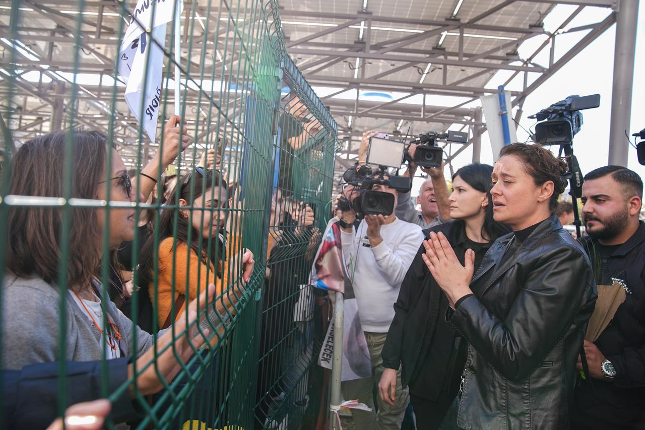 Minguzzi cinayeti davasında karar bekleniyor. Aile ve taraftarlar mahkeme dışında toplanıyor. İstanbul, Türkiye, 21 Ekim 2025. (AA Fotoğraf)