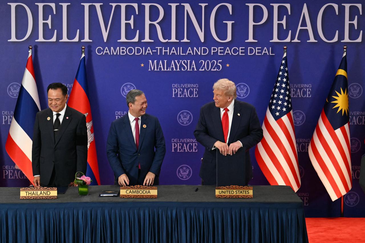 U.S. President Donald Trump (R) talks to Cambodia's Prime Minister Hun Manet (C) beside Thailand's Prime Minister Anutin Charnvirakul after the ceremonial signing of a ceasefire agreement between Thailand and Cambodia on the sidelines of the 47th Association of Southeast Asian Nations (ASEAN) Summit in Kuala Lumpur on Oct. 26, 2025. (AFP Photo)