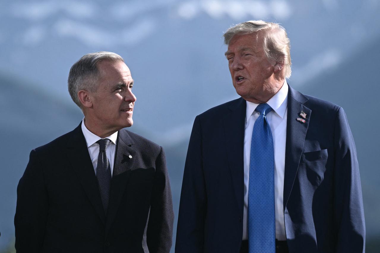 Canadian Prime Minister Mark Carney (L) and US President Donald Trump pose for a family photo during the Group of Seven (G7) Summit at the Kananaskis Country Golf Course in Kananaskis, Alberta, Canada on June 16, 2025. (AFP Photo)