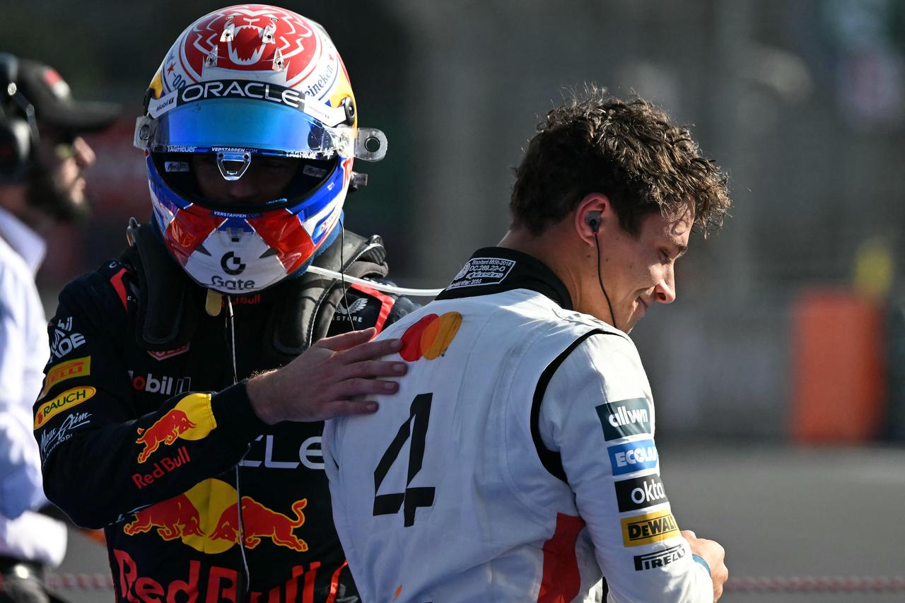 McLaren's British driver Lando Norris (R) celebrates winning with the third-placed Red Bull Racing's Dutch driver Max Verstappen (L) after the Mexico City Formula One Grand Prix at the Hermanos Rodriguez racetrack in Mexico City on Oct. 26, 2025. (AFP Photo)