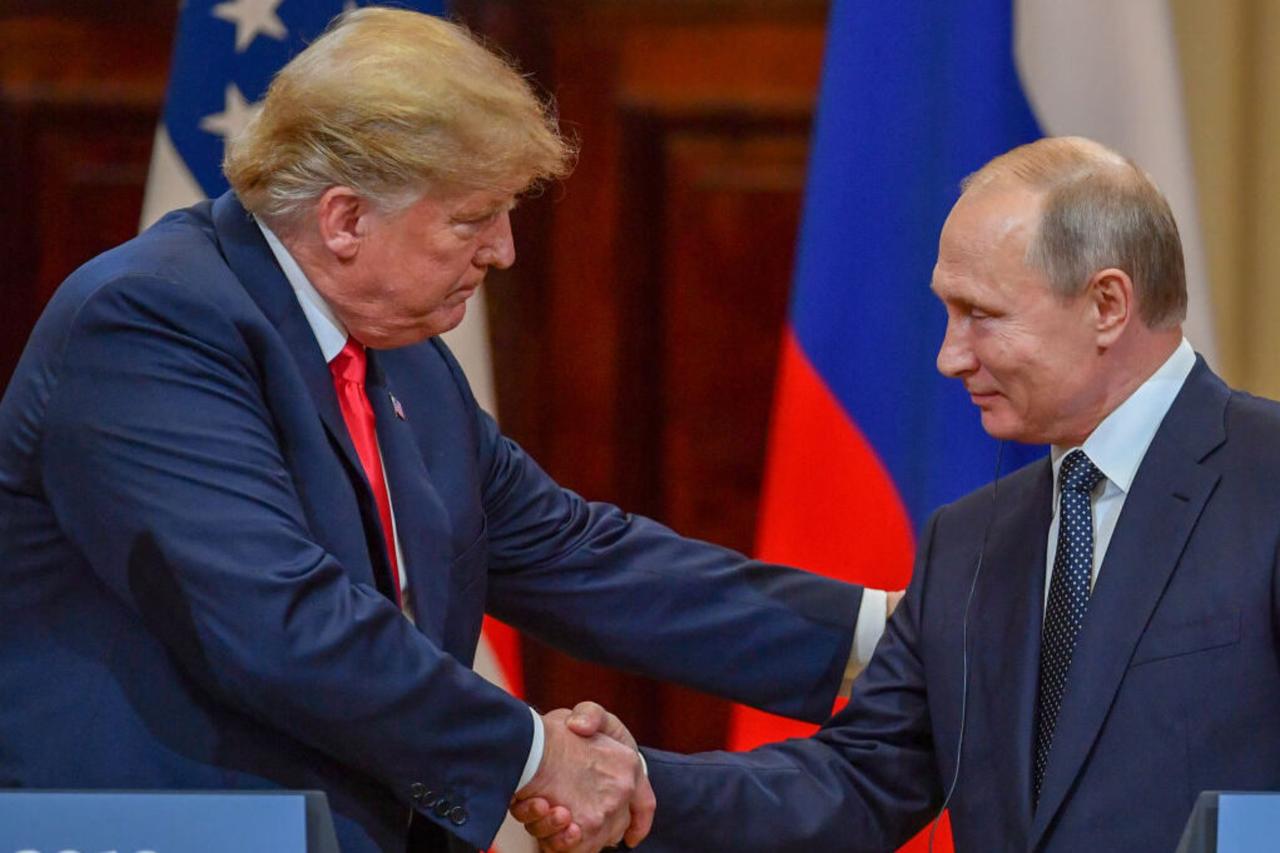 US President Donald Trump (L) and Russias President Vladimir Putin shake hands before attending a joint press conference after a meeting at the Presidential Palace in Helsinki, Finland, on July 16, 2018. (AFP Photo)
