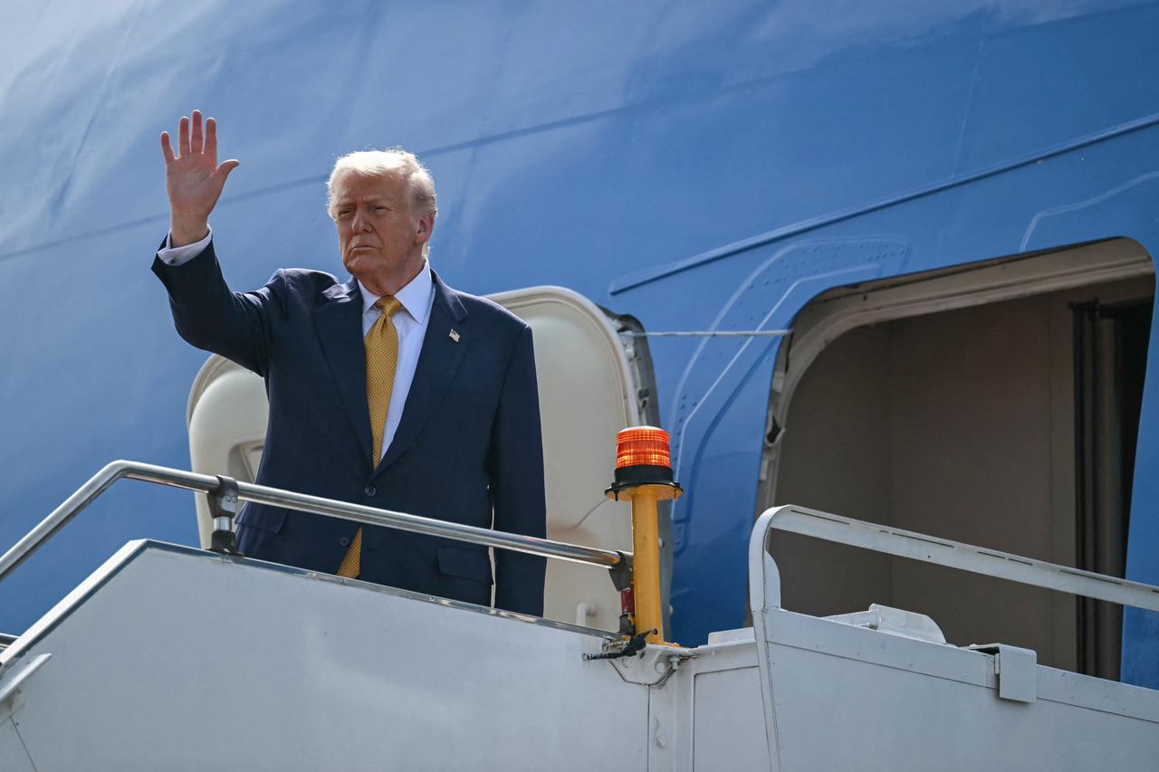 US President Donald Trump waves as he departs on Air Force One from Kuala Lumpur International Airport in Sepang on October 27, 2025. (AFP Photo)