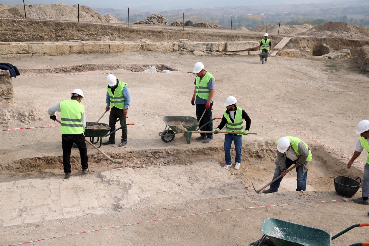 Archaeologists and local workers remove soil during ongoing excavations at the ancient city of Pompeiopolis in Kastamonu’s Taskopru district, northern Türkiye, Oct. 27, 2025. (AA Photo)
