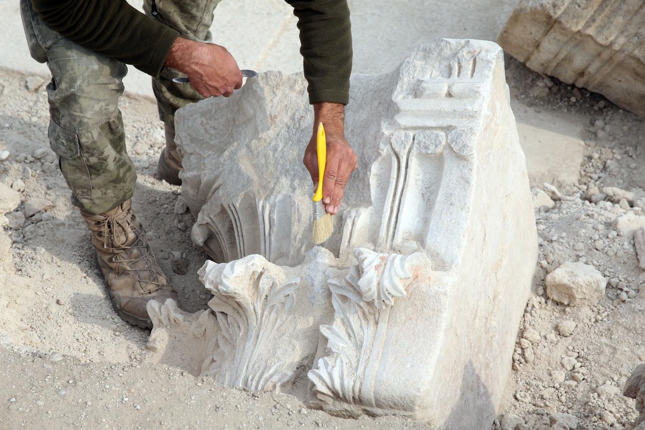 A worker carefully cleans a decorated marble capital unearthed during excavations at Pompeiopolis, shedding light on the city’s monumental architecture. (AA Photo)