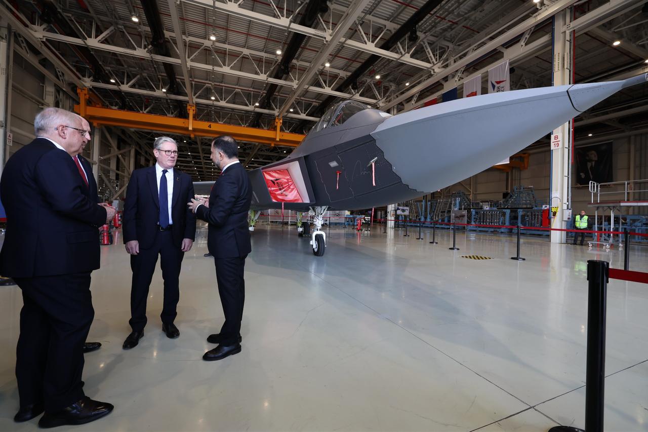 UK Prime Minister Starmer visits TAI, receives briefing on Türkiye's KAAN fighter jet