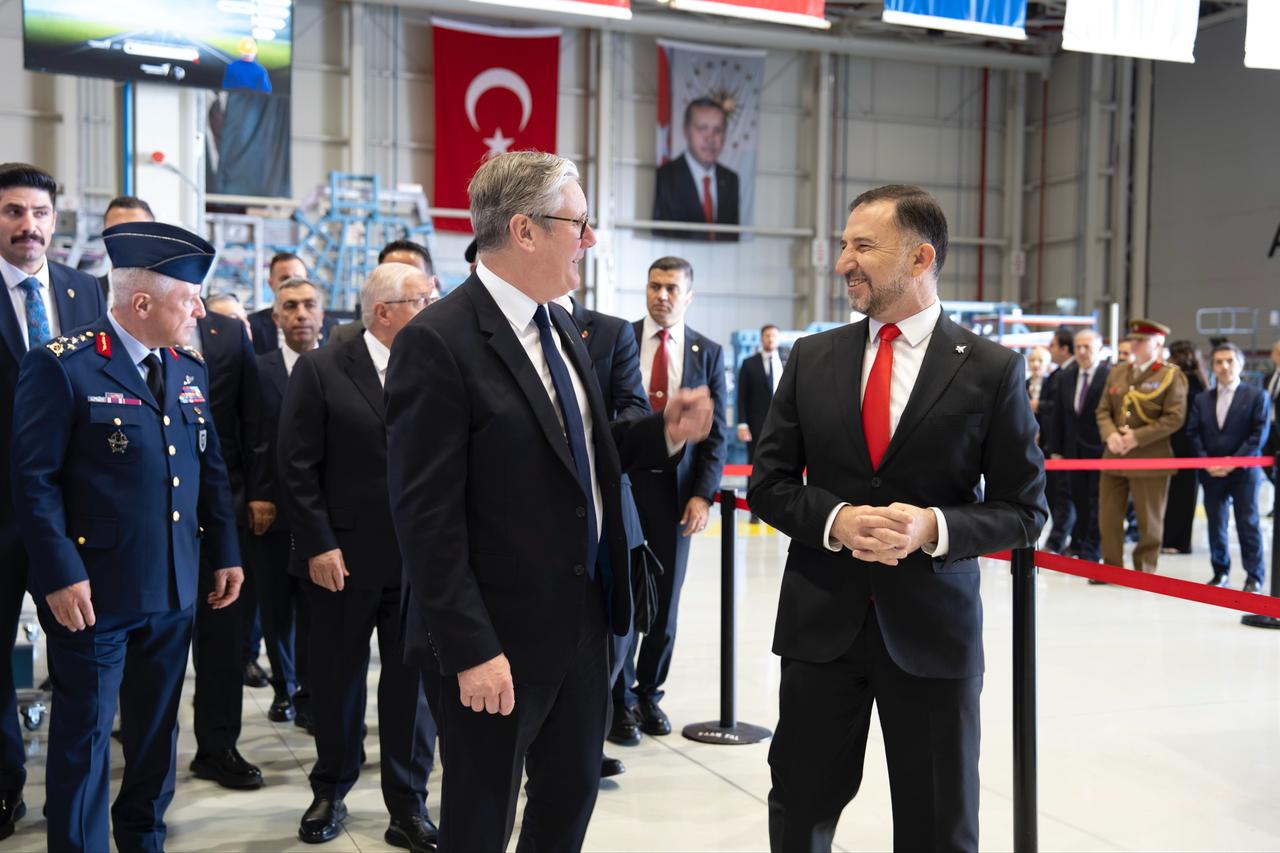 TAI CEO Mehmet Demiroglu (R) with Prime Minister of the United Kingdom, Keir Starmer, during his visit to TAI facilities in Ankara, Türkiye, October 27, 2025. (Photo via X/@dr_mdemiroglu)