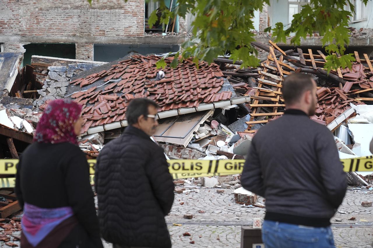 A 6.1-magnitude earthquake struck the Sindirgi district of Balikesir at 10:48 p.m. Some buildings in the district center collapsed due to the tremor. Balikesir, Türkiye, October 28, 2025. (AA Photo)