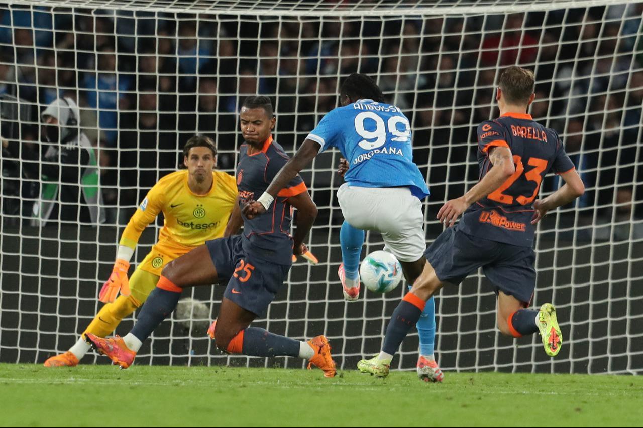 Napoli's Cameroonian midfielder #99 Andre-Frank Anguissa scores during the Italian Serie A football match between Napoli and Inter Milan in Naples, Oct. 25, 2025. (AFP Photo)