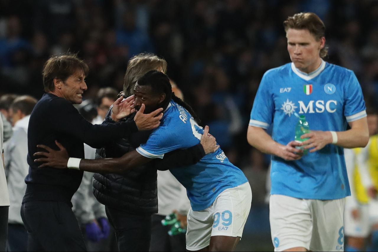 Napoli's Cameroonian midfielder #99 Andre-Frank Anguissa celebrates with Napoli's Italian coach Antonio Conte after scoring during the Italian Serie A football match between Napoli and Inter Milan in Naples, Oct. 25, 2025. (AFP Photo)