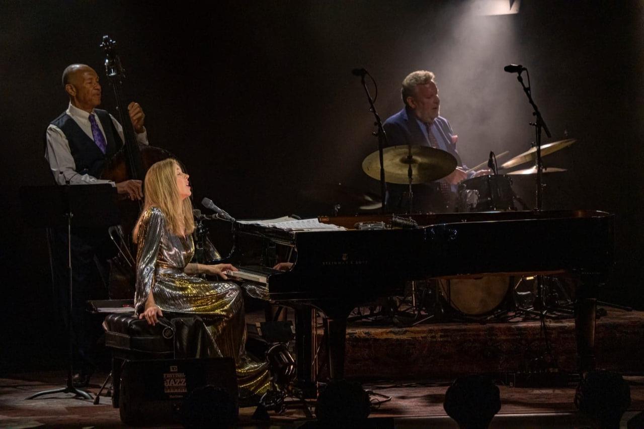 Diana Krall performs with John Clayton and Jeff Hamilton in Montreal, 2023. (Photo viaVictor Diaz-Lamich/FIJM)