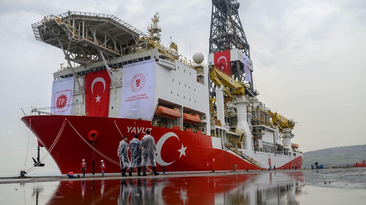 Turkish police officers patrol next to the drilling ship 'Yavuz' scheduled to search for oil and gas, at the port of Dilovasi, outside Istanbul, on June 20, 2019. (AFP Photo)