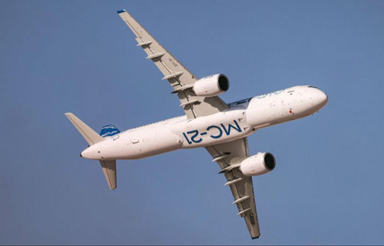 A United Aircraft Corporation (UAC) Irkut MC-21 aircraft performs a demonstration flight at the 2021 Dubai Airshow in the Gulf emirate, Nov. 14, 2021. (AFP Photo)