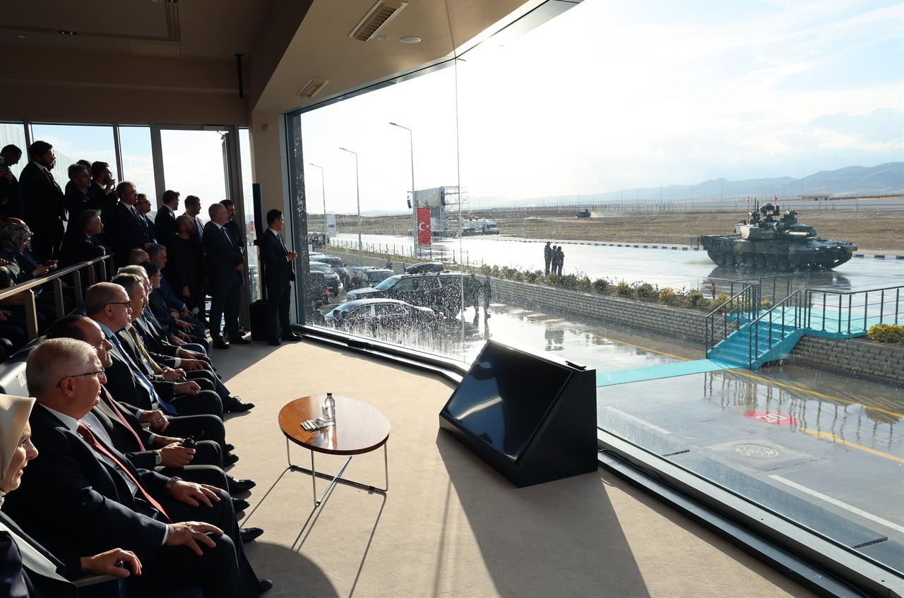 President Erdogan watches Altay tank performing a demonstration drive after the opening ceremony of BMC Defense’s Altay Tank Mass Production Facility and the first tank delivery in Ankara’s Kahramankazan, Oct. 28. 2025. (Photo via Turkish Presidency/Murat Cetinmuhurdar)
