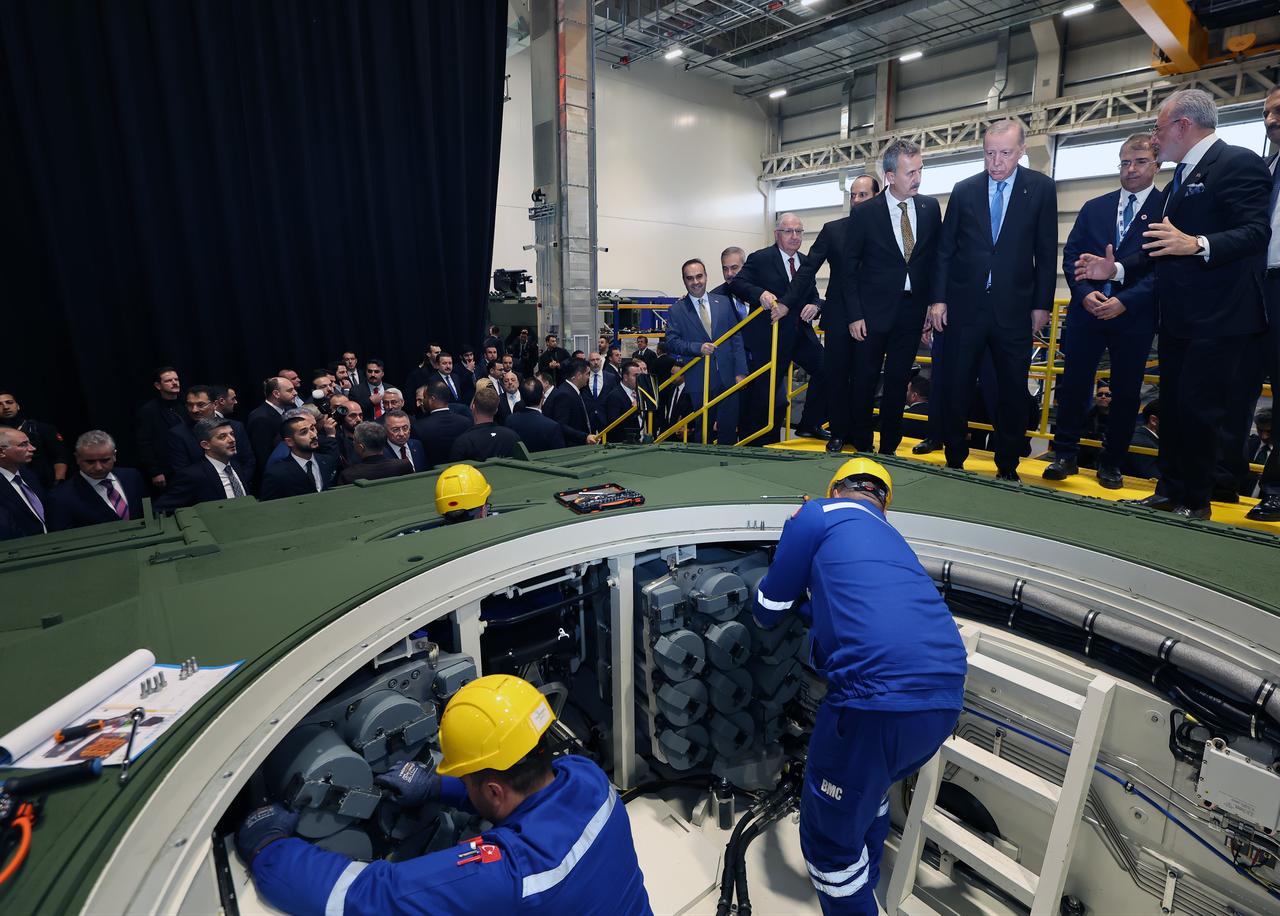 President Erdogan, along with other officials, inspects the interior of the Altay tank's turret in the Kahramankazan district of Ankara, Türkiye, Oct. 28, 2025. (Photo via Turkish Presidency/Mustafa Kamaci)