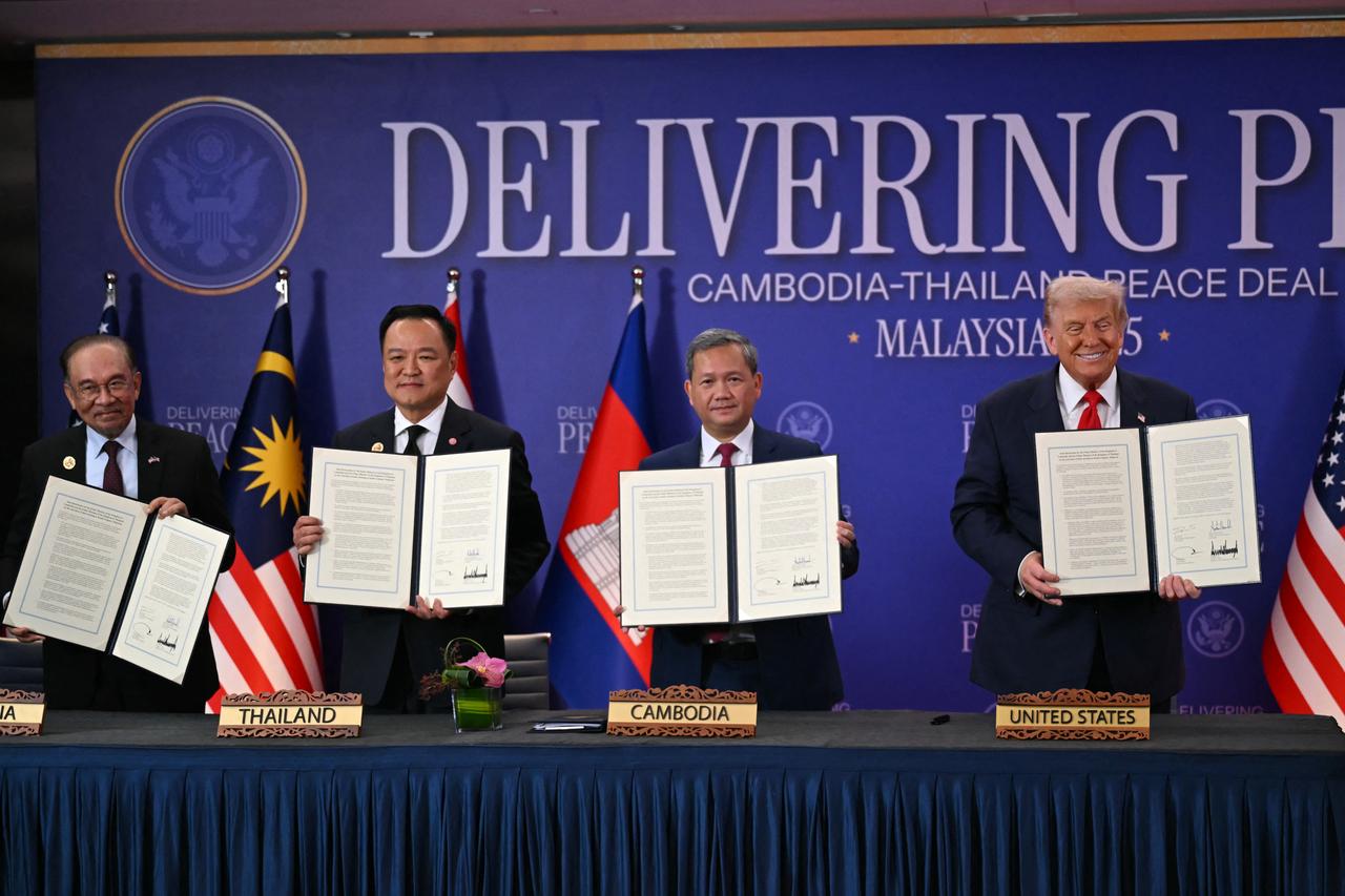 (From L to R) Malaysia's Prime Minister Anwar Ibrahim, Thailand's Prime Minister Anutin Charnvirakul, Cambodia's Prime Minister Hun Manet and US President Donald Trump in Kuala Lumpur, Oct. 26, 2025. (AFP Photo)