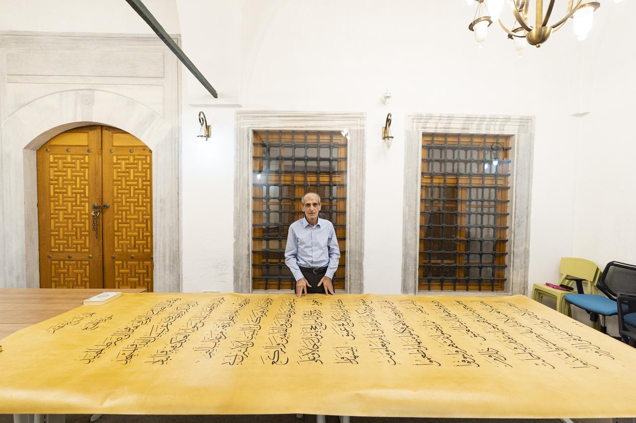 A view shows the world’s largest handwritten Quran, measuring 4 meters in length and 1.5 meters in width, created by Iraqi calligrapher Ali Zaman, who moved to Istanbul with his family in 2017 after working as a jeweler in Iraq, in Istanbul, Türkiye, Oct. 9, 2025. (AA Photo)
