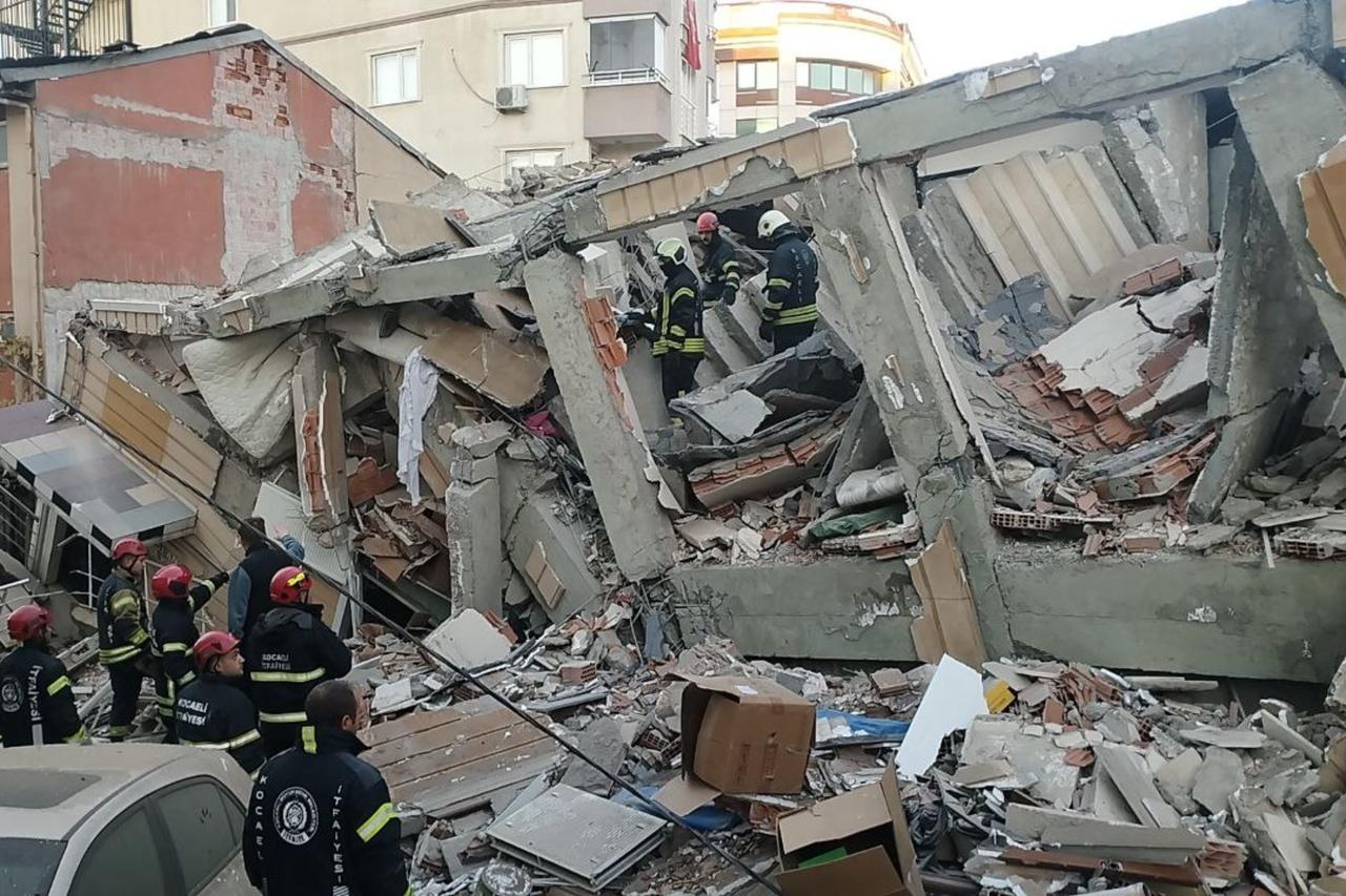 7-story building collapses in Gebze district, 5 feared trapped under debris