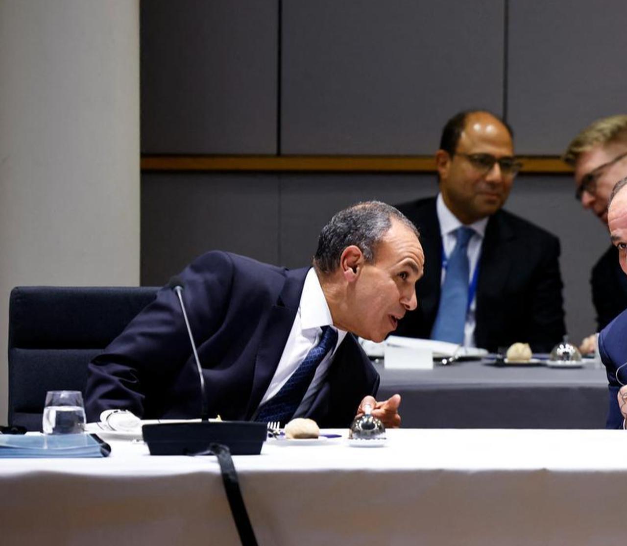 Foreign Minister Badr Abdel Aaty attend a dinner with other international dignitaries in Brussels following the EU and Egypt summit, on October 22, 2025. (AFP Photo )
