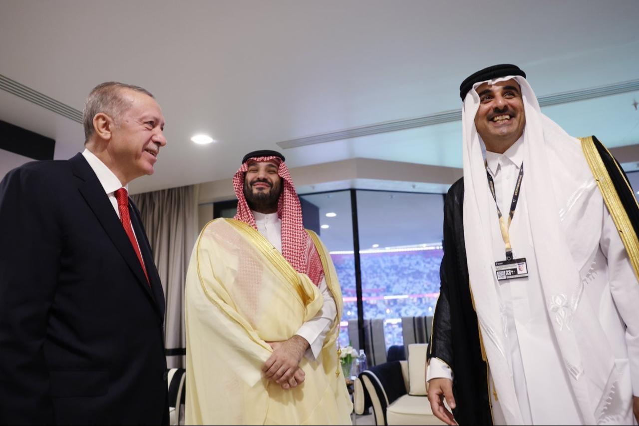 President Recep Tayyip Erdogan (L) meets Qatari Emir Sheikh Tamim bin Hamad Al Thani (R) and Saudi Crown Prince Mohammed bin Salman before the World Cup opening ceremony, Doha, Qatar, Nov. 20, 2022. (AA Photo)