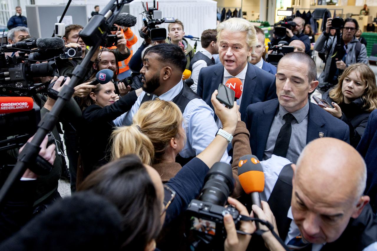 President of the far-right Party for Freedom (PVV) Geert Wilders speaks to the press as he arrives to cast his vote for the House of Representatives elections at City Hall in The Hague on October 29, 2025. (AFP Photo)