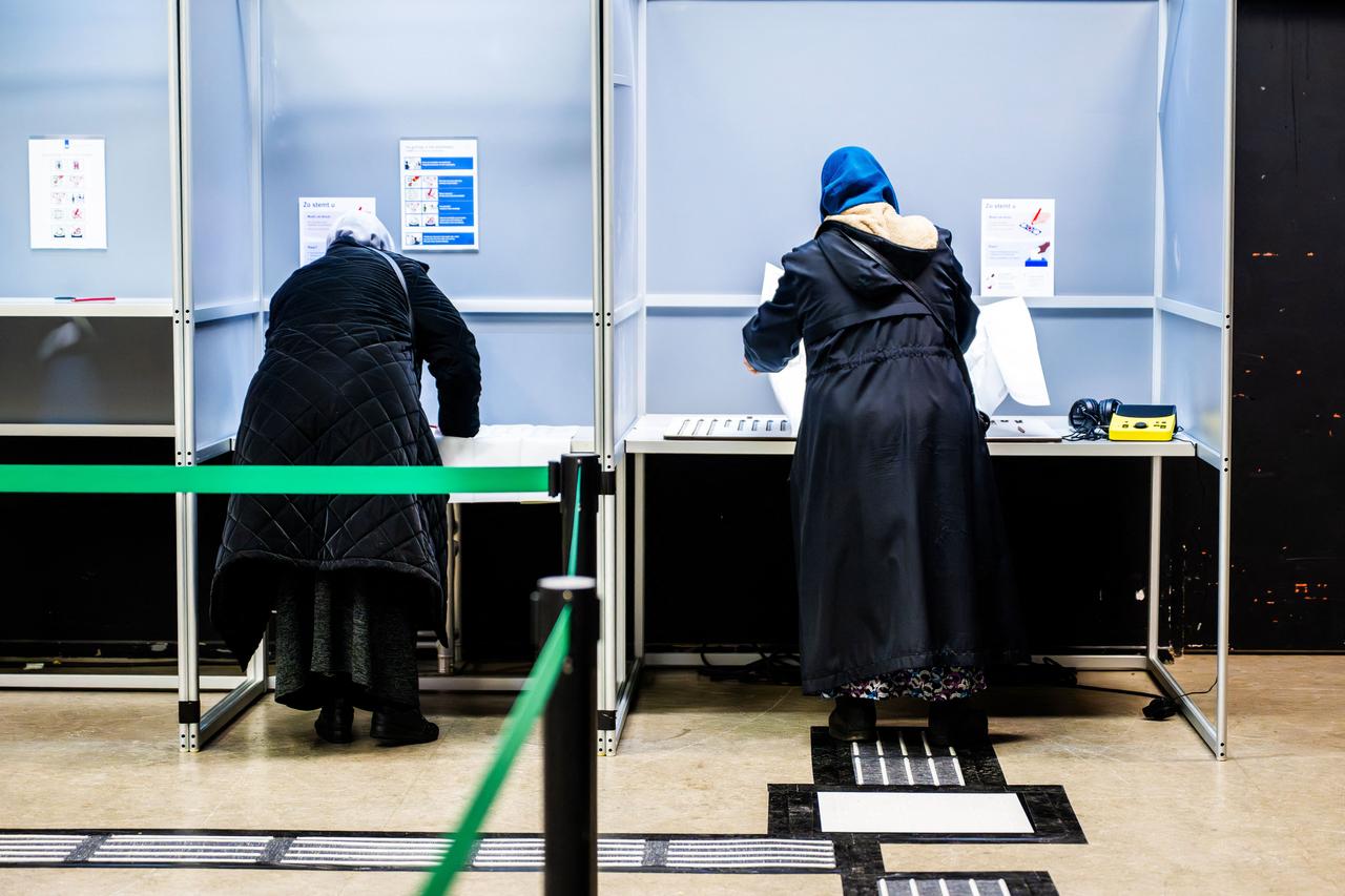 Voters cast their ballots for the House of Representatives elections in the 't Klooster meeting house in Rotterdam, on October 29, 2025. (AFP Photo)