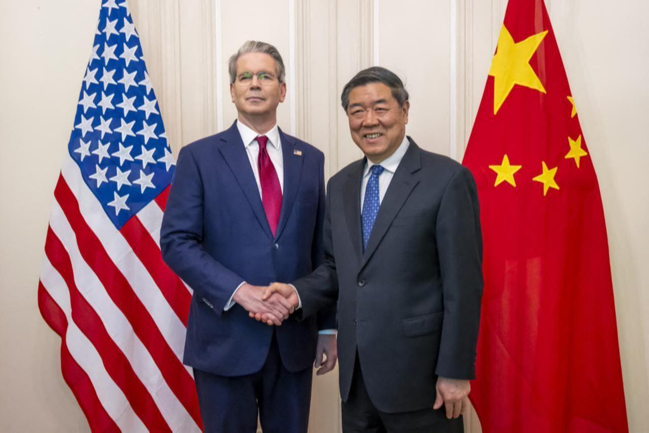 US Treasury Secretary Scott Bessent (L) shaking hands with Chinas Vice Premier He Lifeng during a meeting to discuss trade relations and tariffs, in Geneva, May 10, 2025. (AFP Photo)