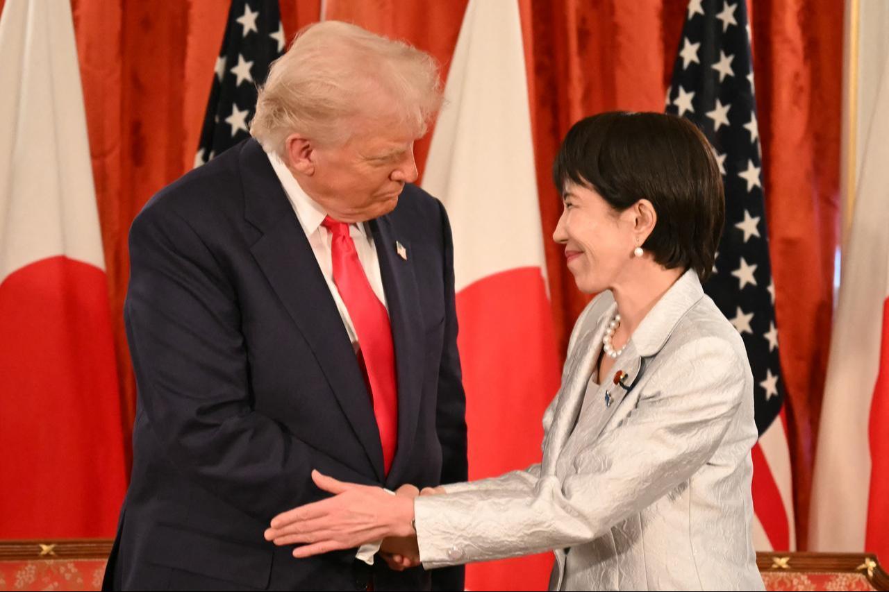 Japans Prime Minister Sanae Takaichi (R) and US President Donald Trump attend a signing ceremony after a Japan-US Summit at the Akasaka State Guest House in Tokyo, Japan on Oct. 28, 2025. (AFP Photo)