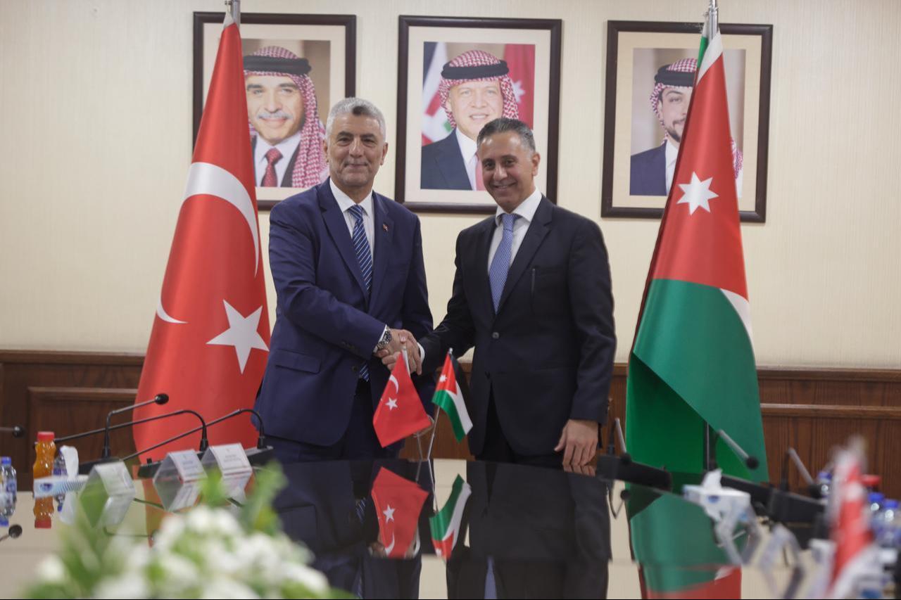 Minister of Trade Omer Bolat (left) attended the Türkiye–Jordan Joint Economic Commission (JEC) Meeting in the capital Amman with Jordan’s Minister of Industry, Trade and Supply Yarub Al-Qudah (right), and signed a memorandum in Jordan, Oct. 28, 2025. (AA Photo)