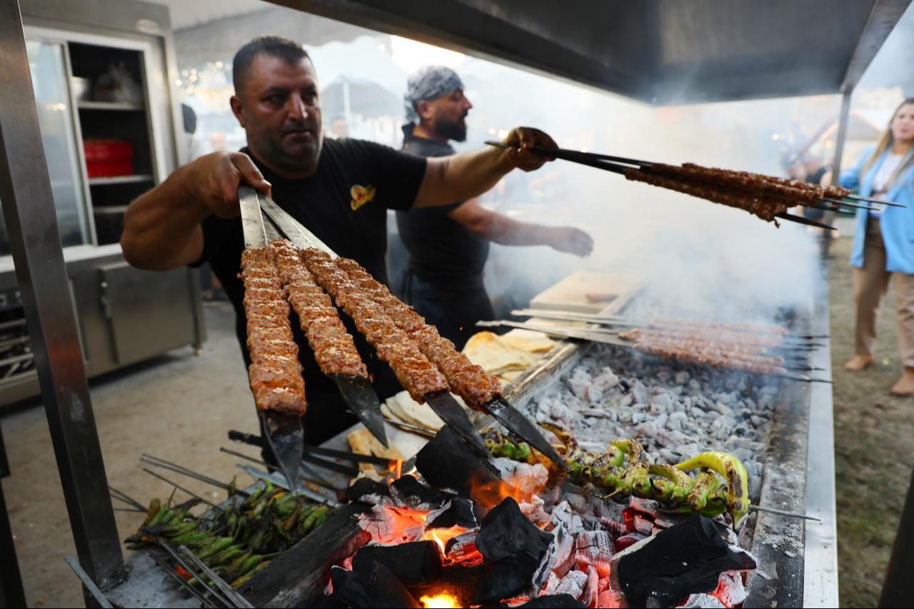 Vendors grill Adana kebabs over open coals at the International Taste of Adana Festival in Adana, Türkiye, Oct. 18, 2024. (IHA Photo)