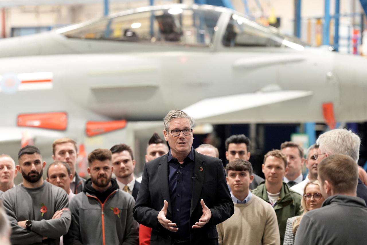 Britain's Prime Minister Keir Starmer stands in front of a Eurofighter Typhoon fighter jet as he speaks to workers and guests during a visit to BAE Systems in Warton, near Preston, northern England, Oct. 28, 2025. (AFP Photo)