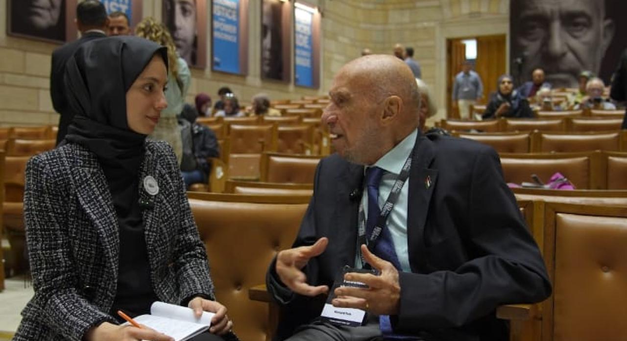 Türkiye Today editor Sena Darbaz (L) and Richard Falk (R), President of the Gaza Tribunal, at the Gaza Tribunal, October 23, 2025, Istanbul, Türkiye. (Photo via Tribunal’s Press Team)