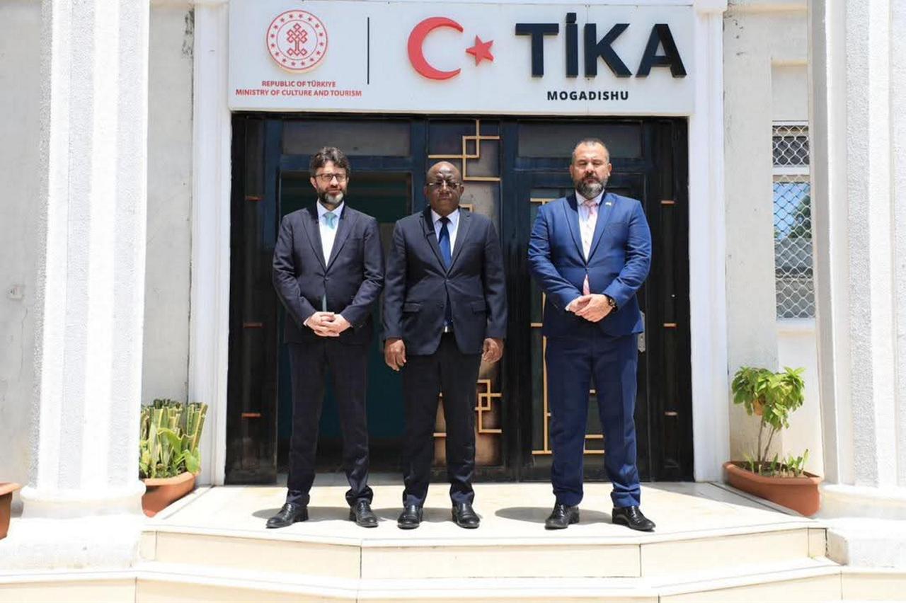 Türkiye’s Ambassador to Somalia Alper Aktaş (L) with Somali Information Minister Daud Aweys Jama (C) at TIKA's office, Mogadishu, Somalia, Oct. 26, 2025. (AA Photo)