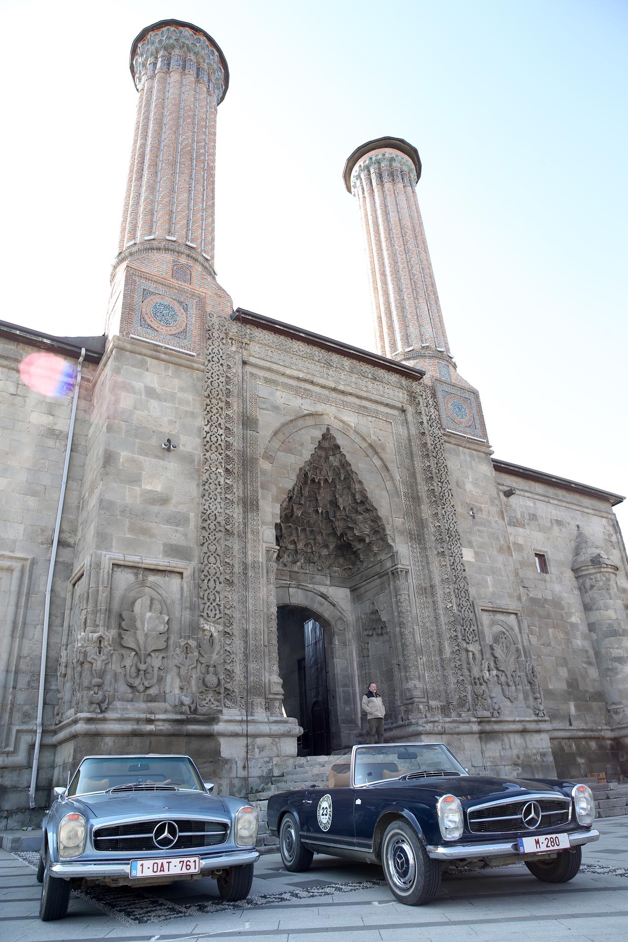 Belçika'dan gelen vintage Mercedes-Benz otomobilleri, 3 Ekim 2025, Türkiye'deki tarihi ikiz minareler Madrasa'nın önünde sergileniyor. (AA Photo)