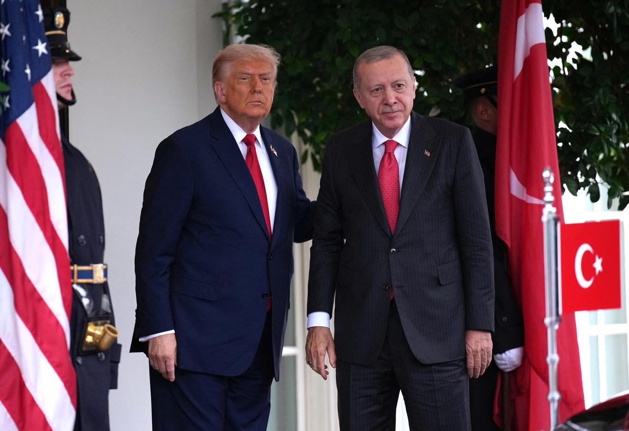 U.S. President Donald Trump (L) greets President Recep Tayyip Erdogan outside the West Wing as he arrives at the White House on September 25, 2025 in Washington, DC. (AFP Photo)