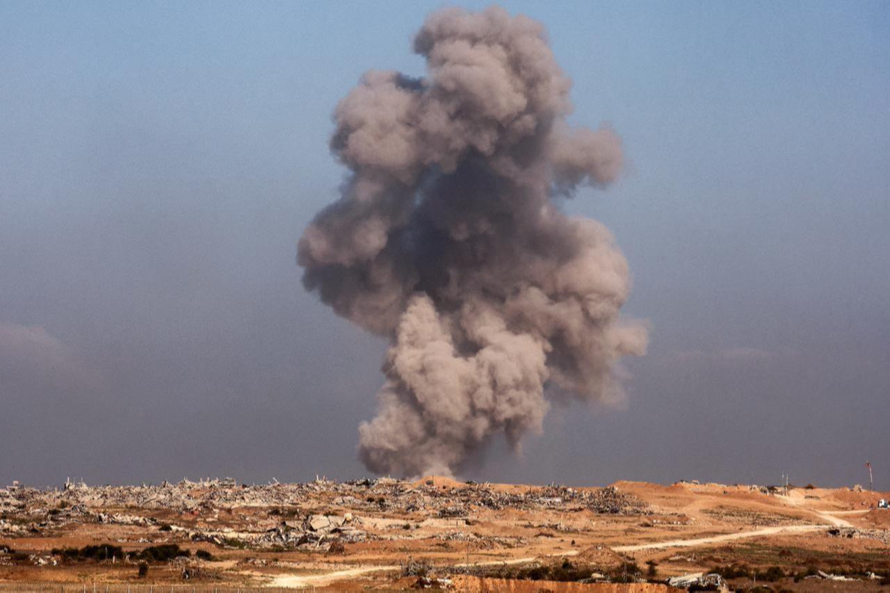 A smoke plume billows following Israeli bombardment on the Gaza Strip as pictured from a position across the border in southern Israel, September 30, 2025. (AFP Photo)