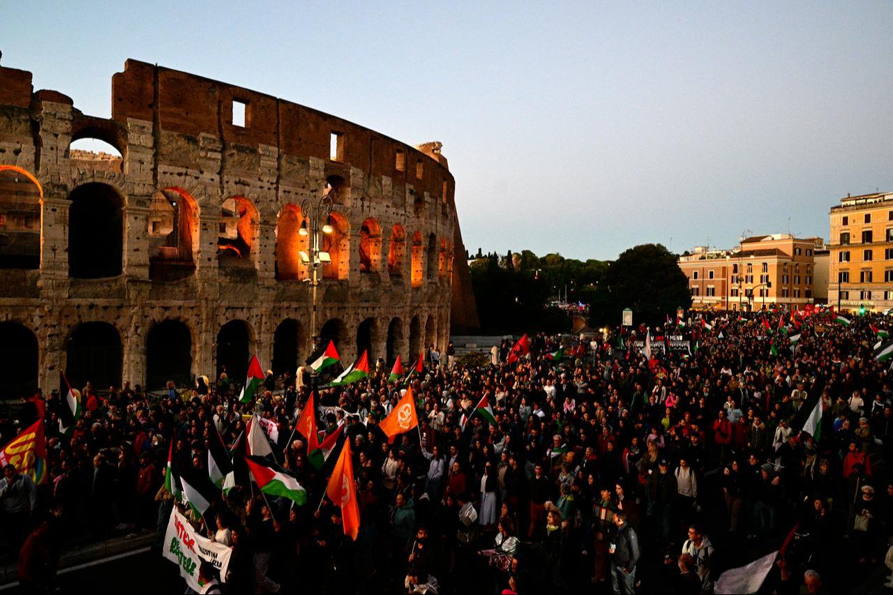 Pro-Palestinian demonstrators gather to support the Palestinians and to protest against interception of Global Sumud Flotilla, near Colosseum in Rome, Oct. 2, 2025. (AFP Photo)