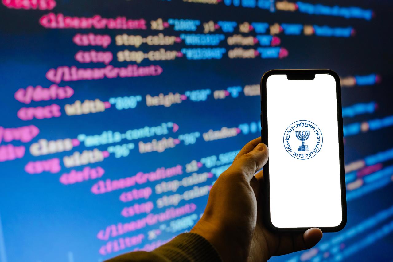 Person holding a cellphone with the website of the Israeli national intelligence agency Mossad. (Adobe Stock Photo)